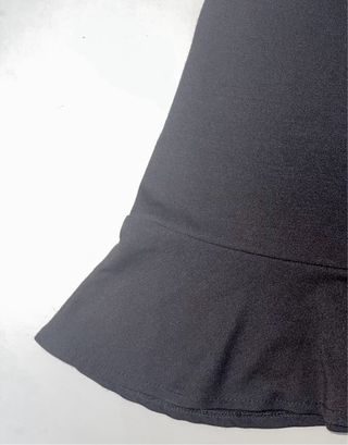 Falda Glowrias negra elástica con volante