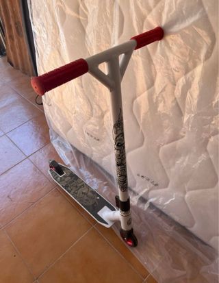 Patinete blanco y rojo con diseño calavera