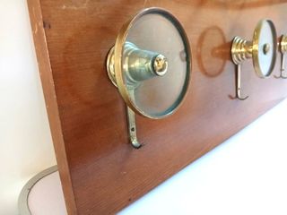 Appendiabiti in legno con pomelli dorati