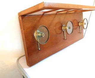 Appendiabiti in legno con pomelli dorati