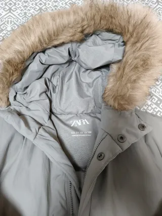 Plumífero niña gris con capucha