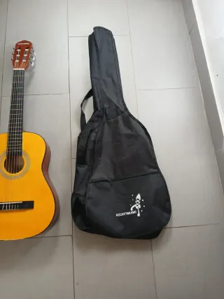 Guitarra acústica con funda