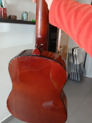 Guitarra acústica con funda