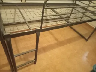 Cama alta metálica infantil