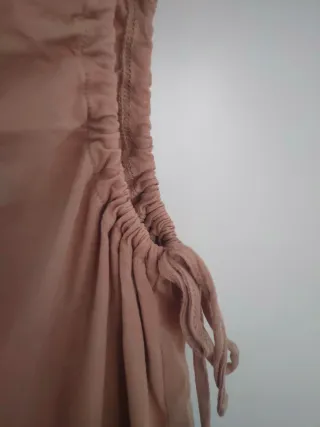 Vestido beige con abertura lateral