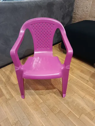 Silla infantil rosa de plástico