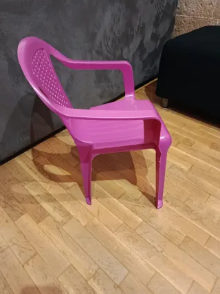 Silla infantil rosa de plástico