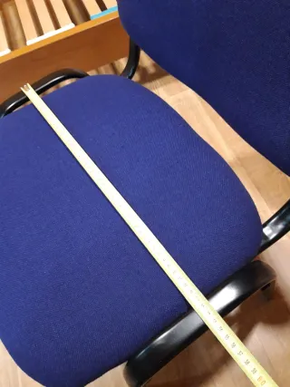 Silla azul de oficina o estudio