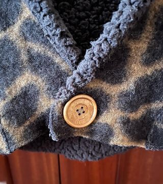 CHALECO DE LEOPARDO CON GORRO TALLA 8-10 AÑOS