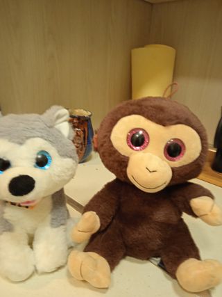2 Peluches: Mono y Perro Husky