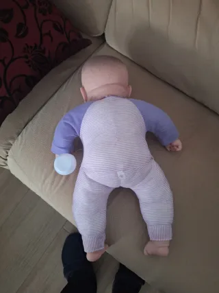 Muñeco bebé con biberón