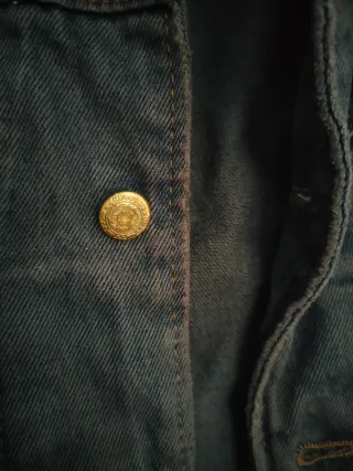 Chaqueta vaquera azul cosida a mano