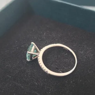 Anillo de plata con circonita