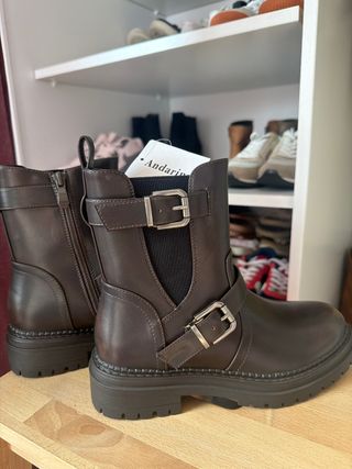 Botas marrones con hebillas