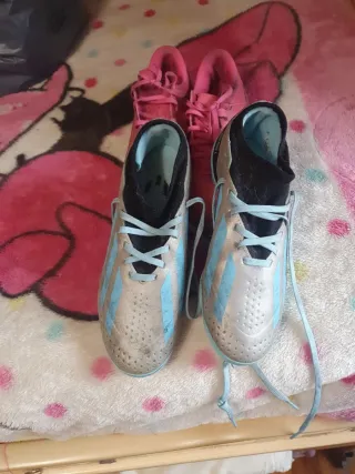 Botas de fútbol plateadas y azules