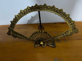 Marco de abanico decorativo dorado