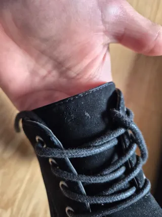 Botín negro con cordones