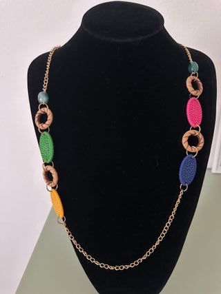Collana lunga dorata con elementi colorati