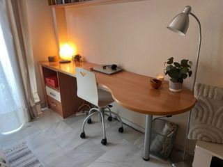 Escritorio con cajonera y silla