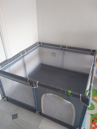 Parque infantil amplio con vallas