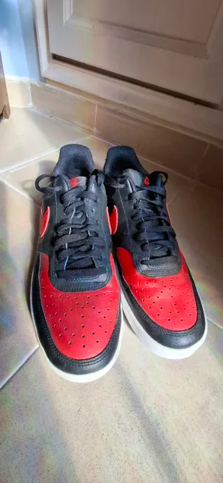 Zapatillas Nike Court Vision Low Negras y Rojas