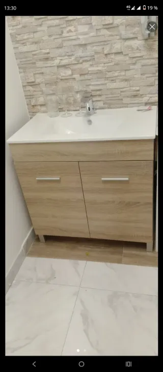 Mueble moderno de baño beige + Lavabo sin grifo.