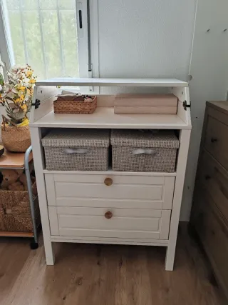 Cómoda cambiador IKEA SUNDVIK blanca.