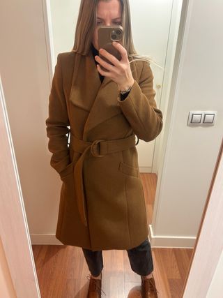 Abrigo Mango camel con cinturón