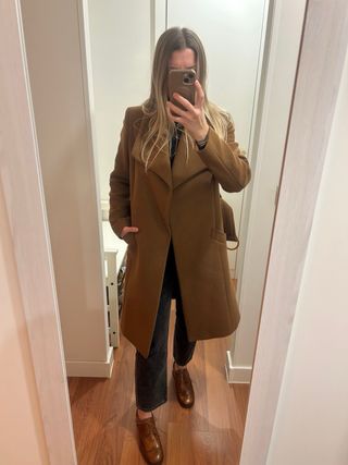 Abrigo Mango camel con cinturón