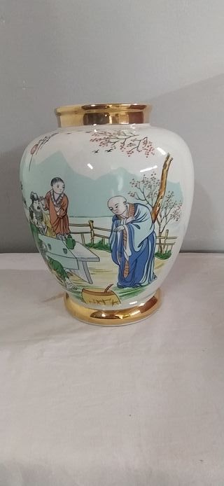 Jarrón de porcelana con detalles dorados