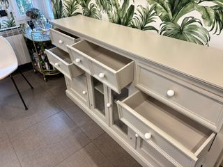 Aparador clásico madera lacada gris claro