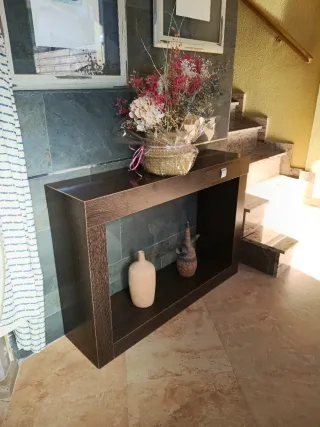 Mueble de entrada de madera moderno.