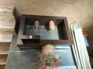 Mueble de entrada de madera moderno.