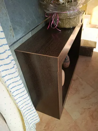 Mueble de entrada de madera moderno.