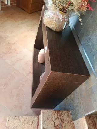 Mueble de entrada de madera moderno.