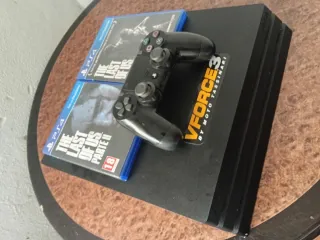 PS4 Pro 1TB + 2 Giochi PS4