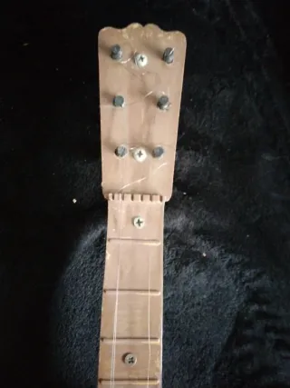 Guitarra pequeña de madera
