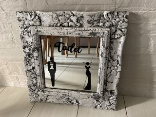 Specchio antico con cornice decorata