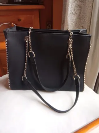 Bolso negro con tachuelas