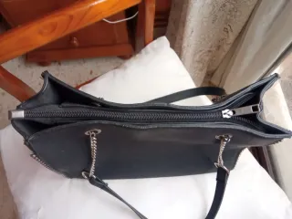 Bolso negro con tachuelas