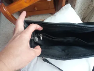 Bolso negro con tachuelas