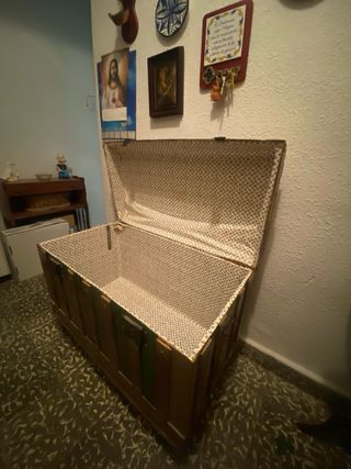 Baúl antiguo madera y metal dorado y verde