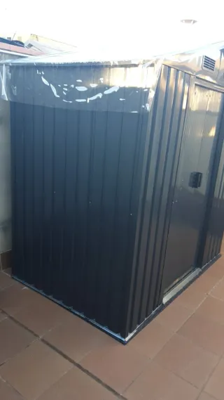 Caseta de jardín metálica gris