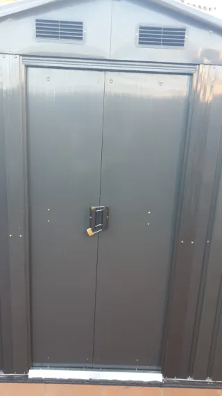 Caseta de jardín metálica gris