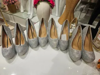 NUEVO Zapatos de fiesta plateados con pedrería