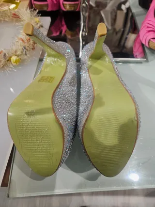 NUEVO Zapatos de fiesta plateados con pedrería