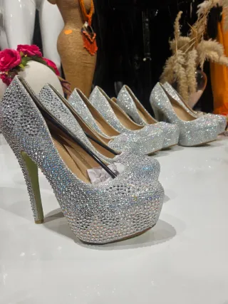 NUEVO Zapatos de fiesta plateados con pedrería
