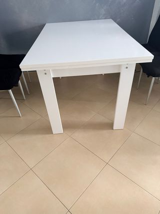 Mesa de comedor blanca de madera. Extensible.