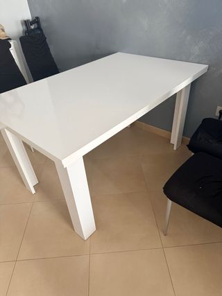 Mesa de comedor blanca de madera. Extensible.