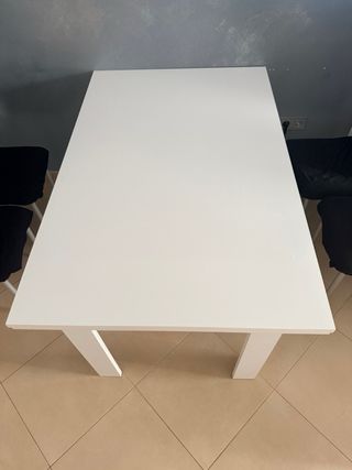 Mesa de comedor blanca de madera. Extensible.